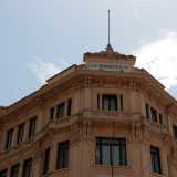 L�edificio per� non ha mai dimenticato la sua prima inquilina, continuando con fierezza a conservare sulla propria cima la vecchia insegna, oggi cimelio di quello che per quasi un secolo � stato il simbolo del commercio di via Sparano